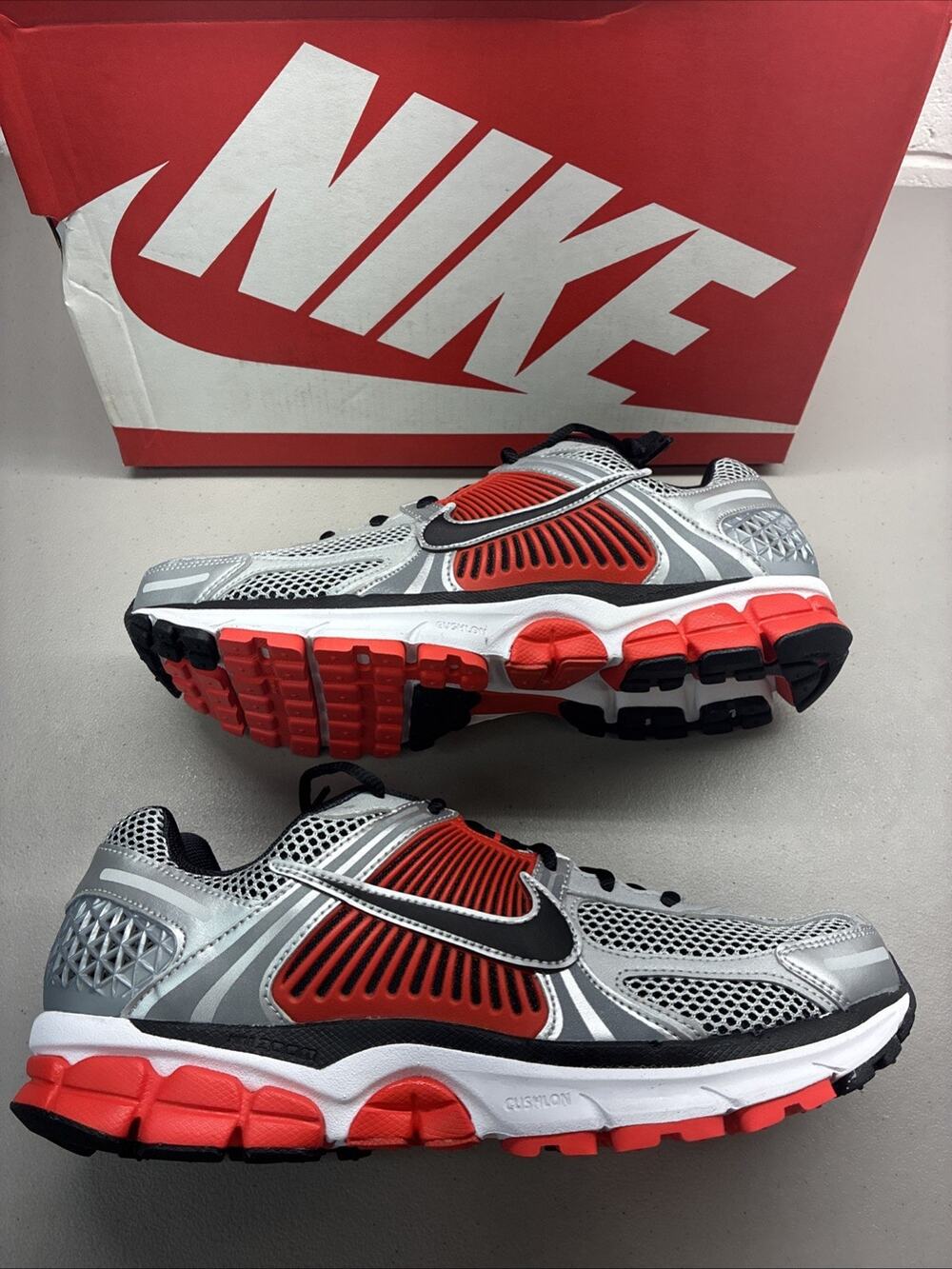 Nike Air Zoom Vomero 5 Men's Size 10.5 Bright Crimson Metallic Silver FJ4151-005